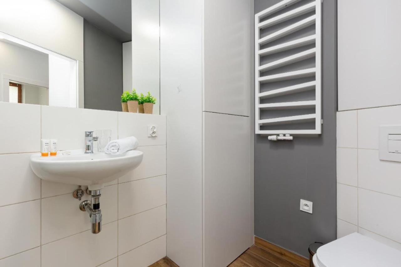 Modern Apartment Near Hilton Варшава Екстериор снимка